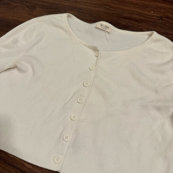 SOLD brandy Melville cropped cardigan - Picture 2 of 4